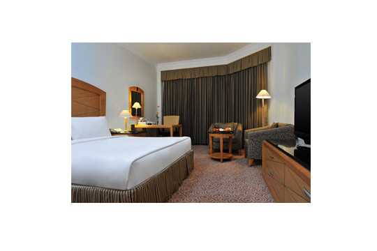 Le-Royal-Meridien-chennai-honeymoon-suite-room