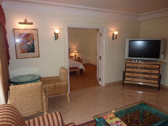 Chola-Sheraton
-chennai-honeymoon-suite-room