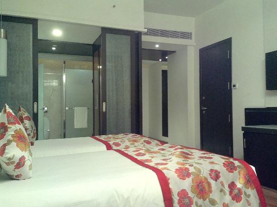E-Hotel-chennai-honeymoon-suite-room